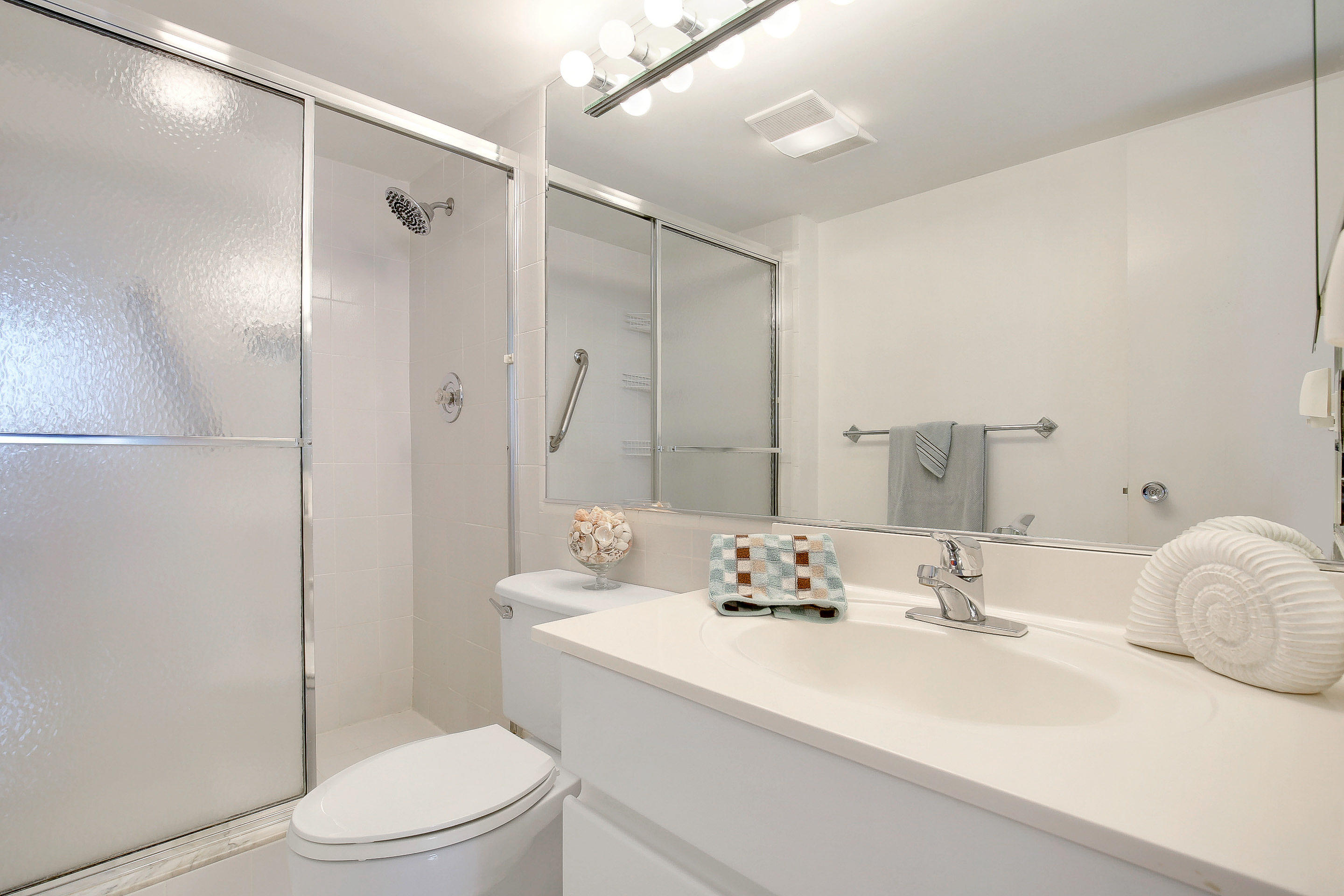 2121 North Ocean Boulevard, Unit 901E Boca Raton, FL 33431 - Photo 21 of 49 Guest Bath