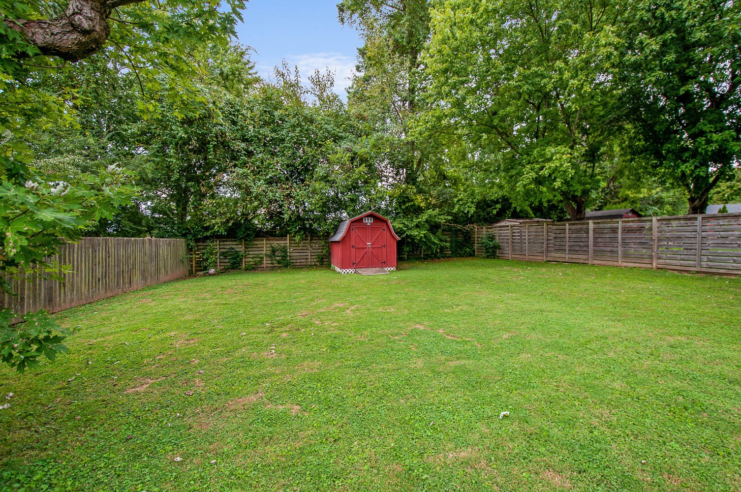 1014 Mitchell Road Nashville, TN 37206 - Photo 27 of 29 a backyard of a house with table and chairs