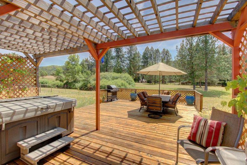 5827 Old Stage Road Central Point, OR 97502 - Photo 1 of 26 Primary Photo