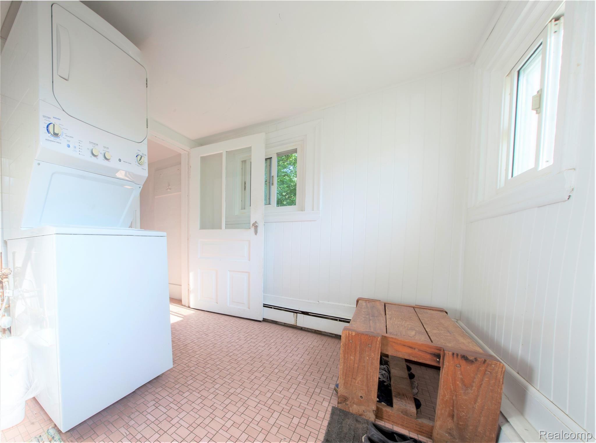 6372 Denton Road Belleville, MI 48111 - Photo 21 of 27 20 Laudry and mud room.jpg