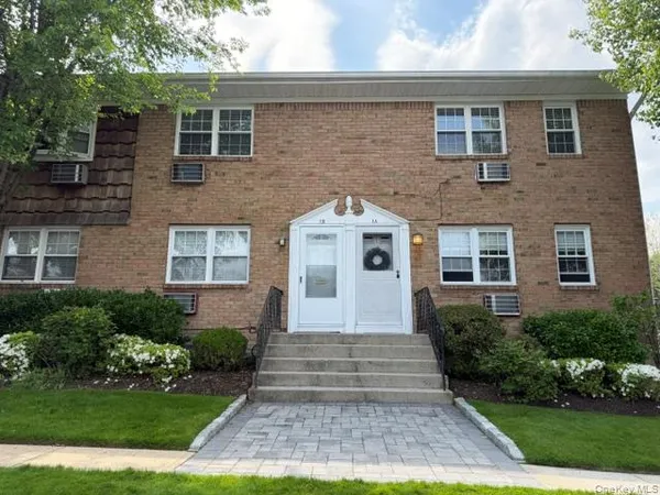 $325,000 | 3 Anchorage Lane, Unit 1B, Oyster Bay, NY 11771