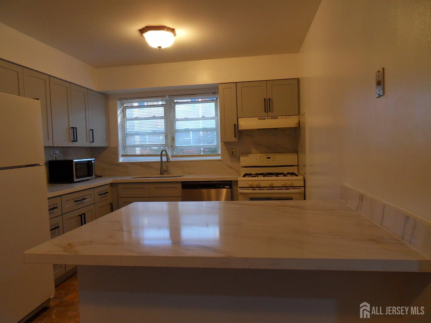 28-02 Woodedge Avenue, Unit 2802 Edison, NJ 08817 - Photo 13 of 23