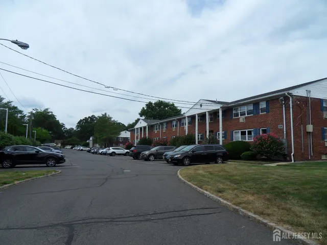 $1,950 | 28-02 Woodedge Avenue, Unit 2802, Edison, NJ 08817