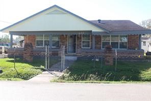 422 Tennessee Street Houston, TX 77029 - Photo 1 of 8 front view of a house with a yard
