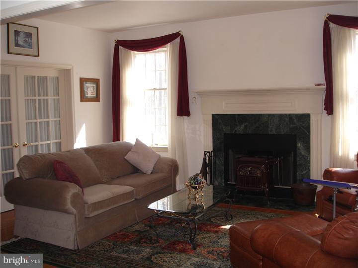 154 Powell Place Road Vincentown, NJ 08088 - Photo 4 of 18 Living Room