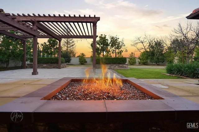 a view of a backyard with wooden floor