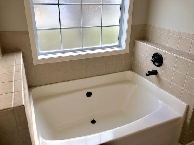 1597 Windriver Road Clarksville, TN 37040 - Photo 14 of 30 Master Tub