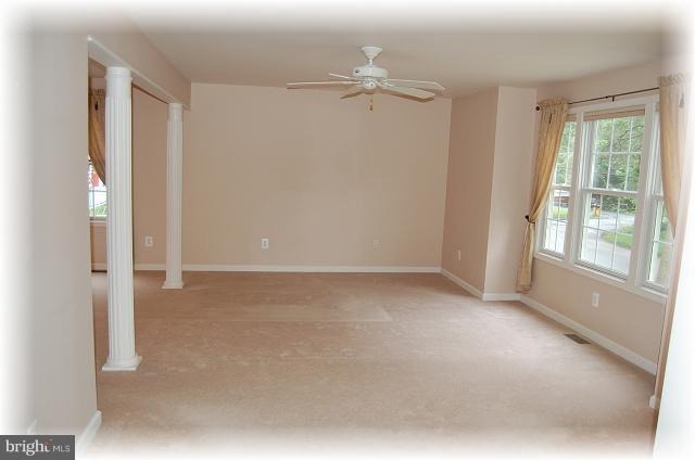 624 Dover Road Pasadena, MD 21122 - Photo 9 of 27 Living Room