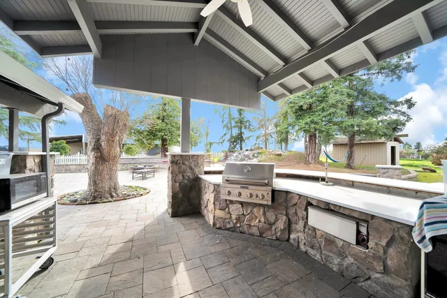 a view of a livingroom with furniture and a ceiling fan