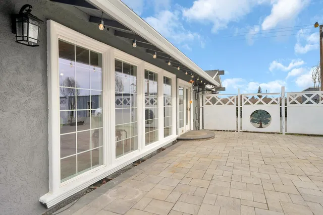 a view of entryway with a potted plant