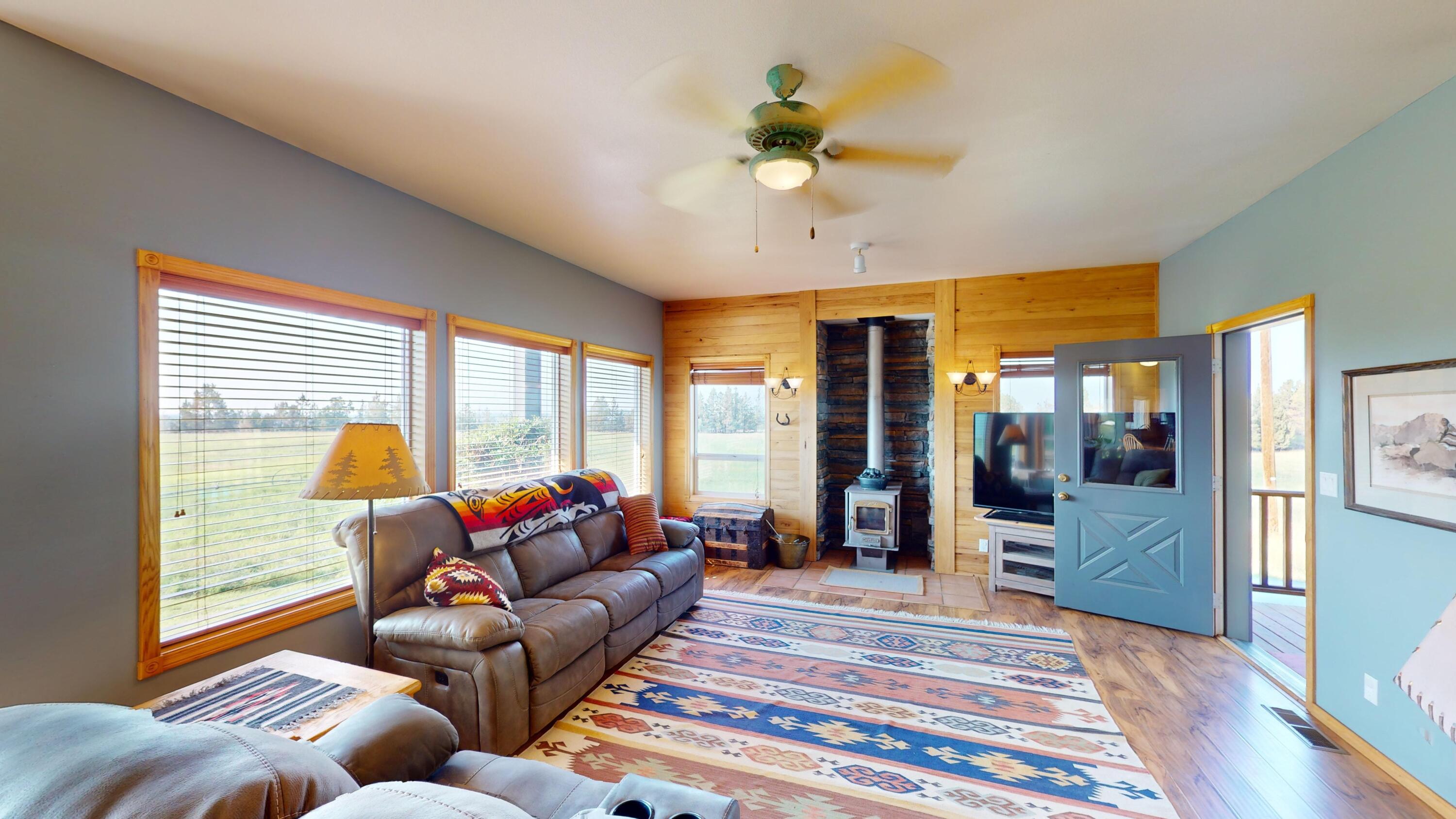 63850 Johnson Road Bend, OR 97703 - Photo 32 of 49 Great Room