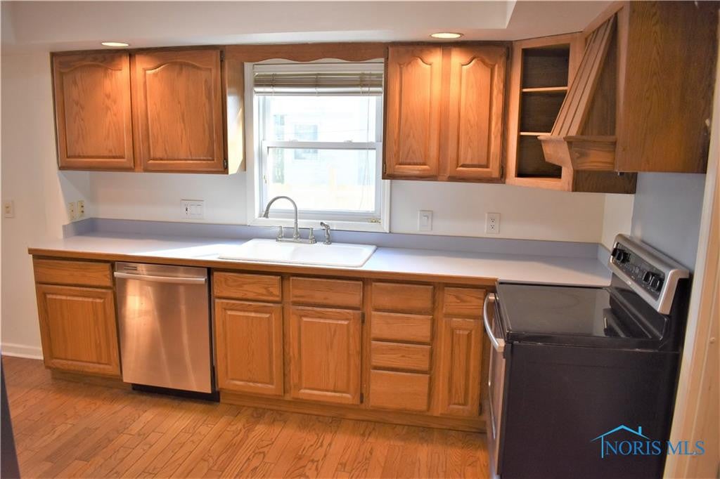 1725 Gilbert Road Toledo, OH 43614 - Photo 11 of 49 Stainless steel appliances included!
