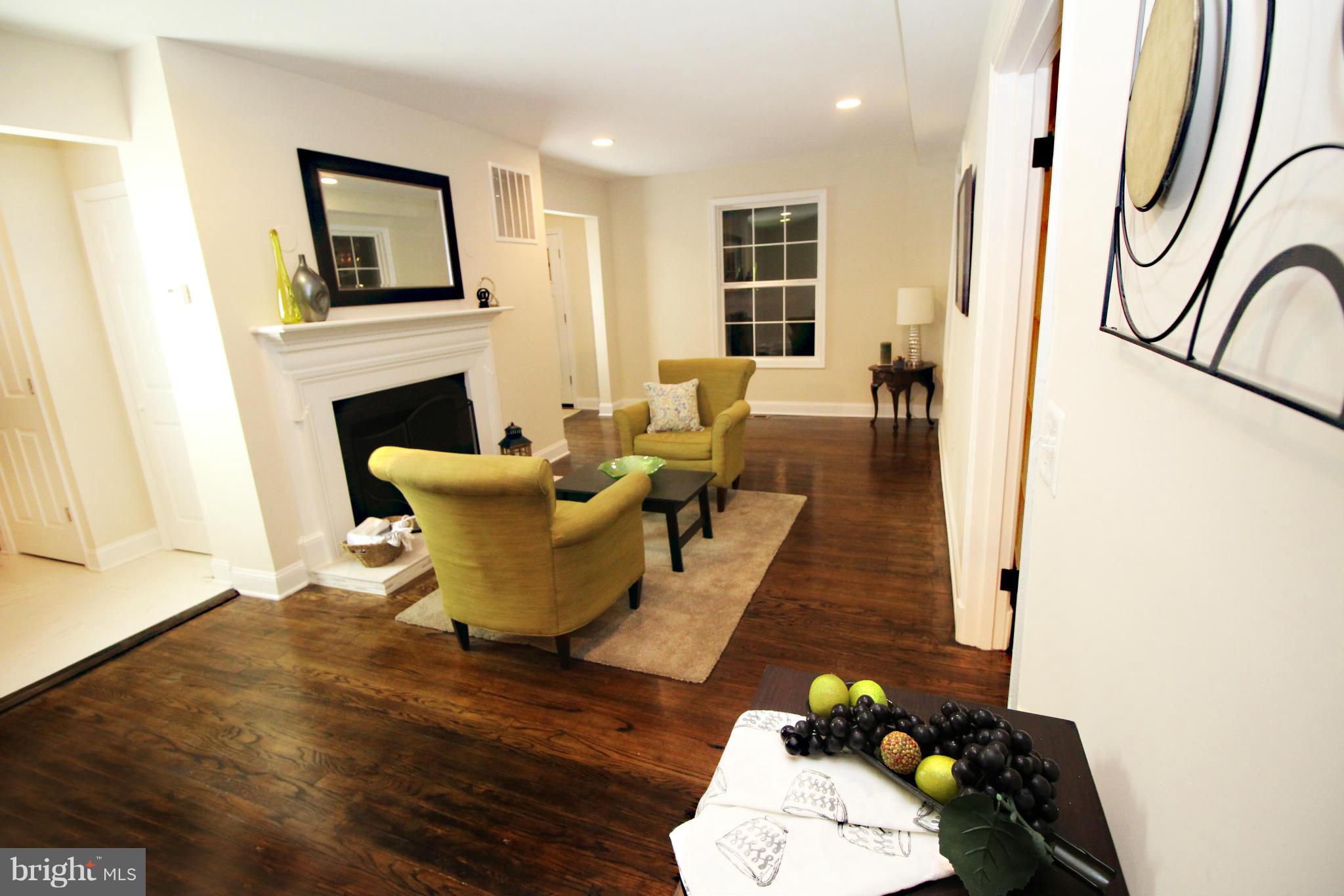 9200 Annapolis Road Lanham, MD 20706 - Photo 25 of 29 Living Room