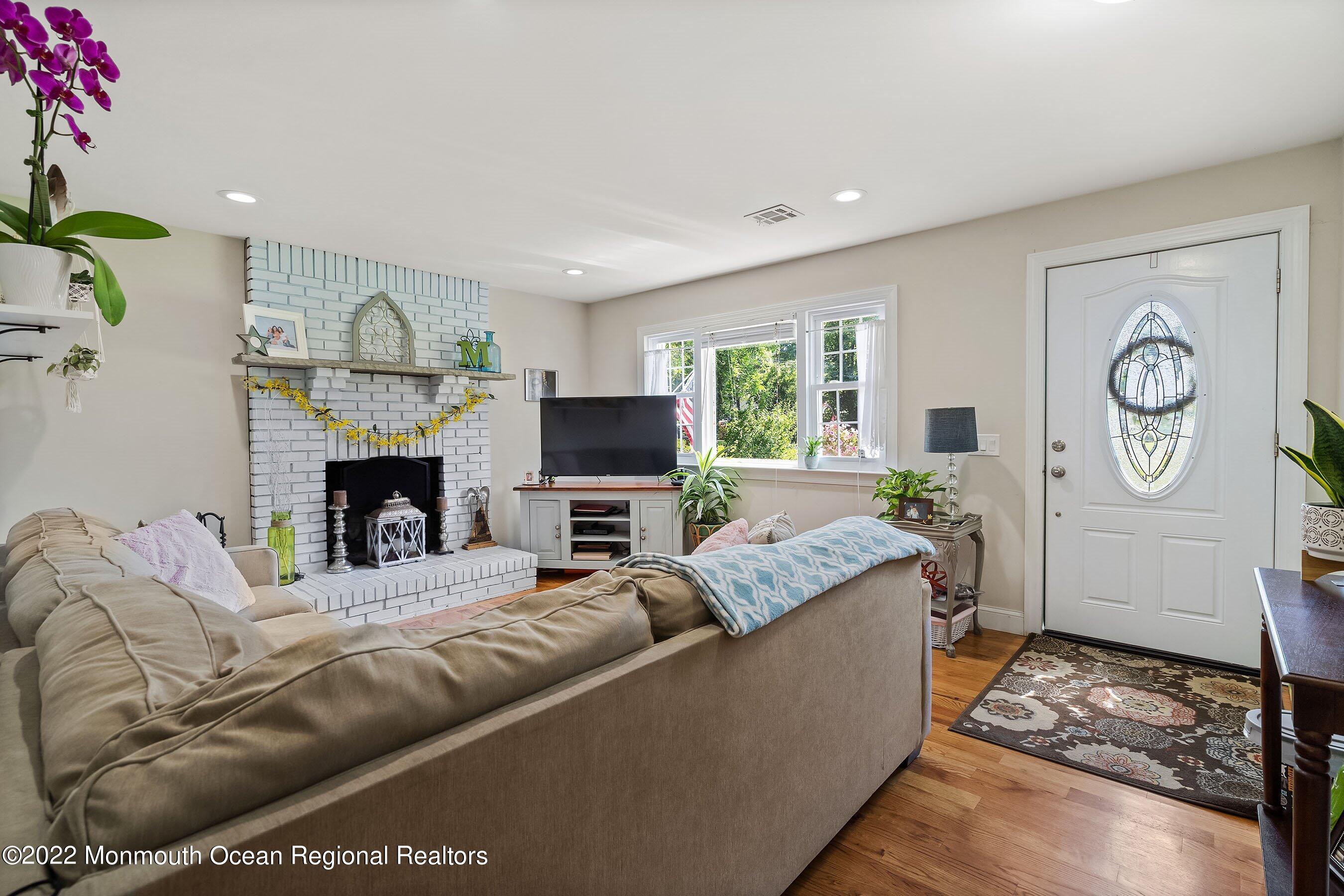 424 Eastern Boulevard Bayville, NJ 08721 - Photo 11 of 24 Living1.