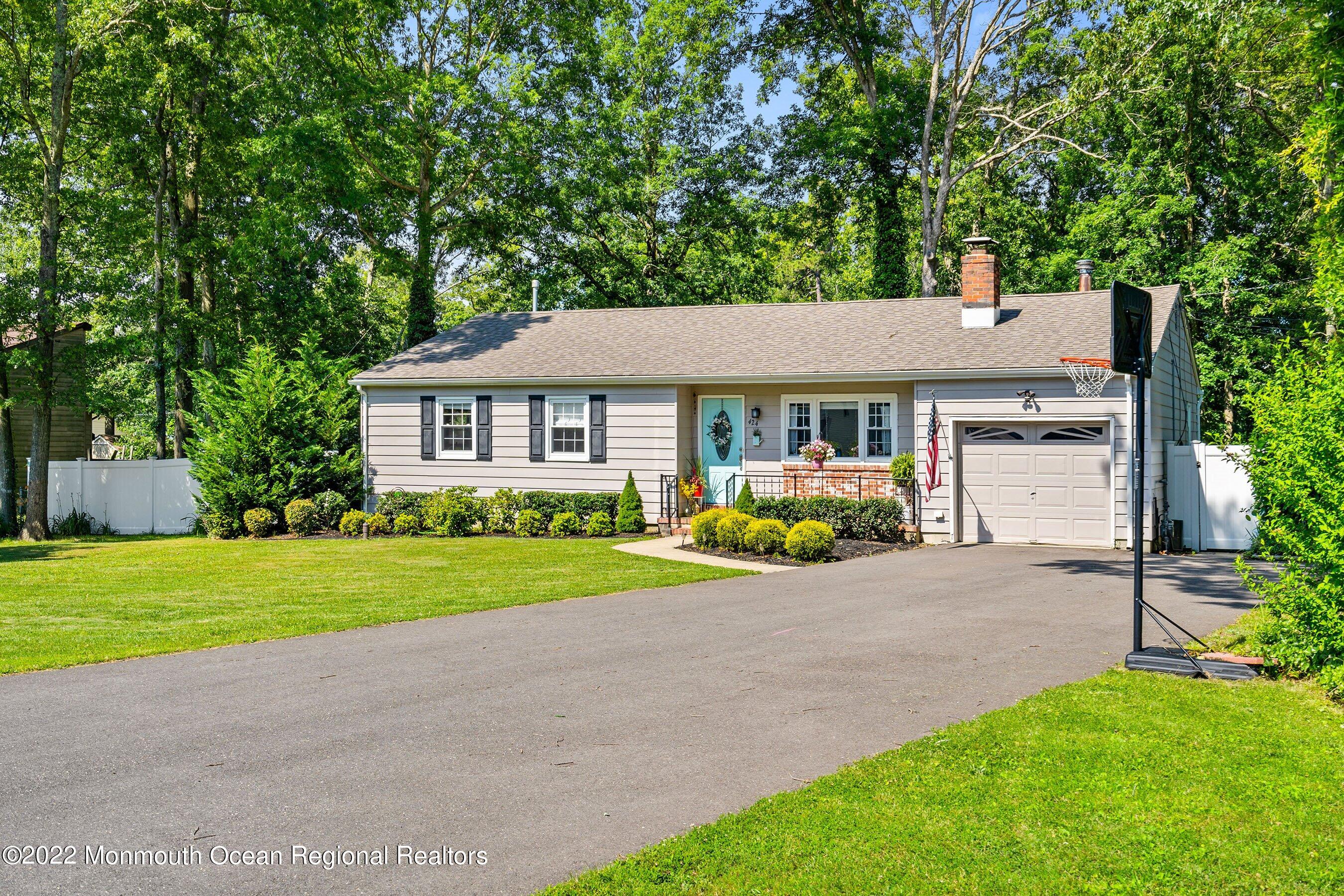 424 Eastern Boulevard Bayville, NJ 08721 - Photo 2 of 24 FrontRight.