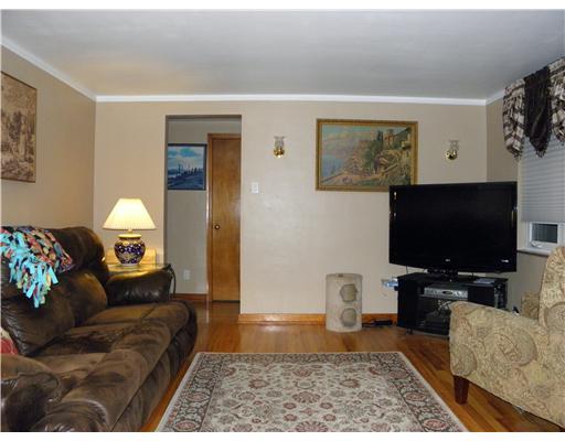 2818 Clearview Road Allison Park, PA 15101 - Photo 4 of 13 Living Room. Gleaming hardwood floors