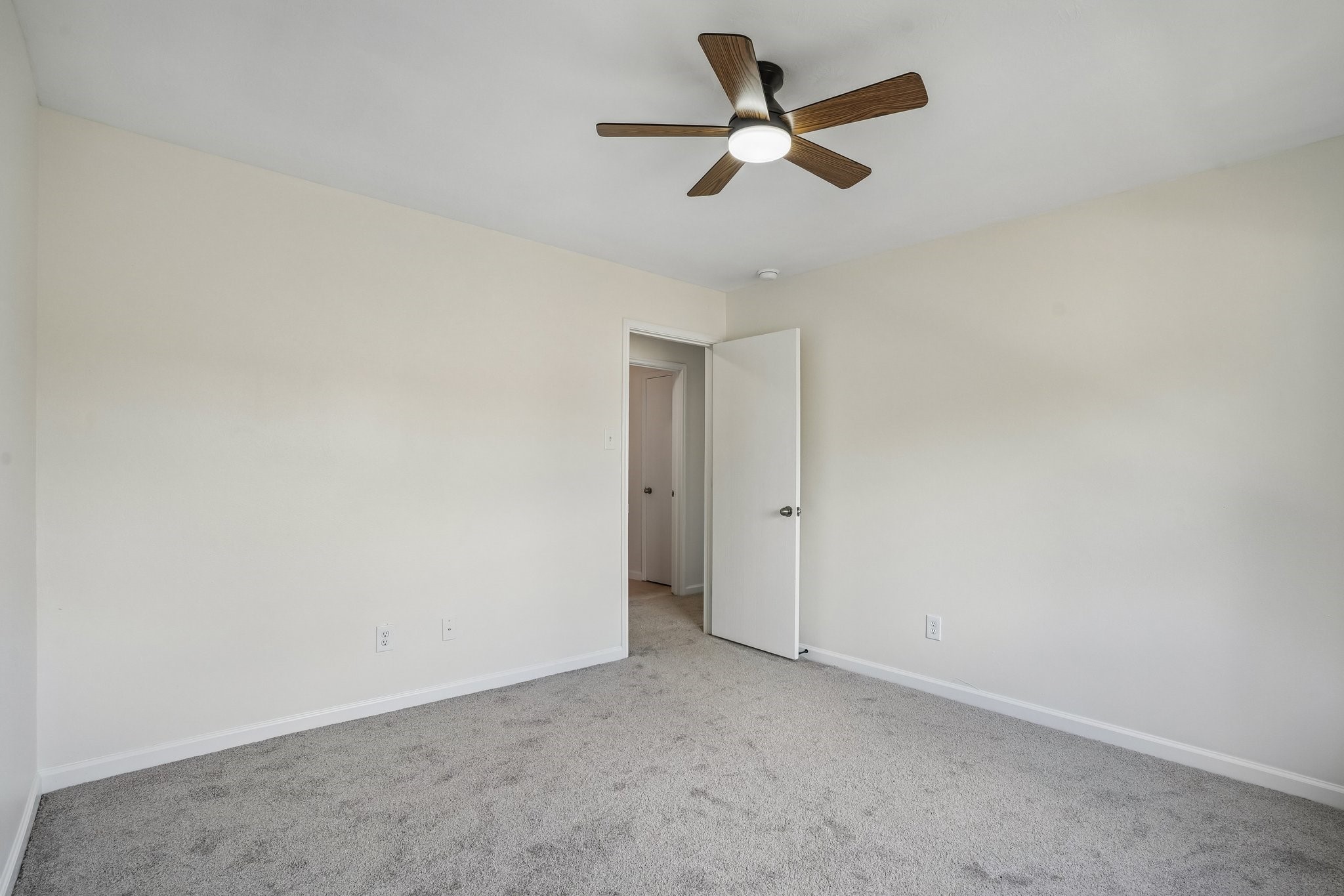 4419 Crossvine Avenue Baytown, TX 77521 - Photo 25 of 38 Another view of secondary bedroom 1.
