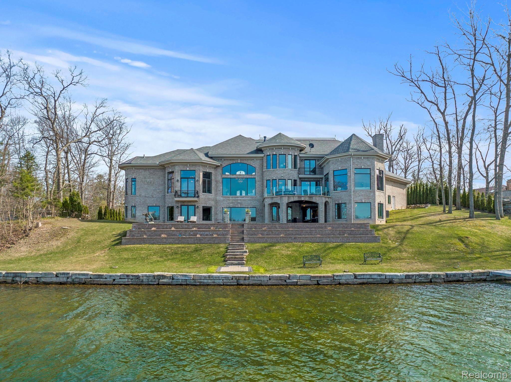 1530 Kirkway Road Bloomfield Hills, MI 48302 - Photo 3 of 38 102-web-or-mls-DJI_0308.JPG