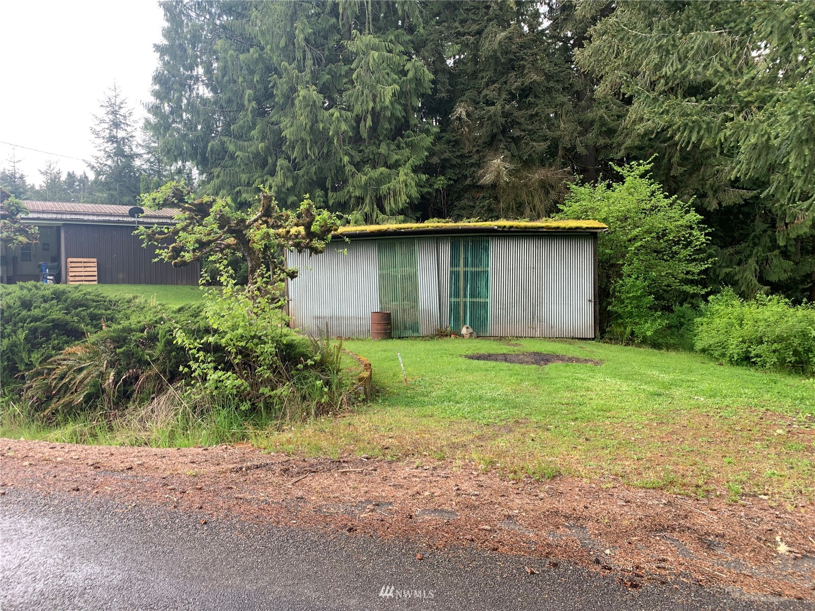 175 Clinton Road Chehalis, WA 98532 - Photo 3 of 5 a front view of house with a garden