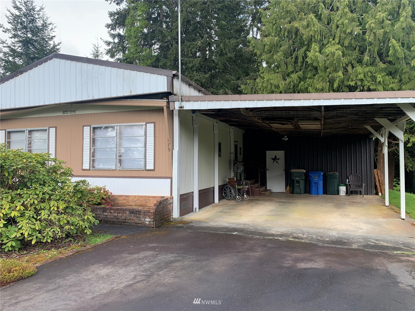 175 Clinton Road Chehalis, WA 98532 - Photo 5 of 5 a view of a car garage of the house