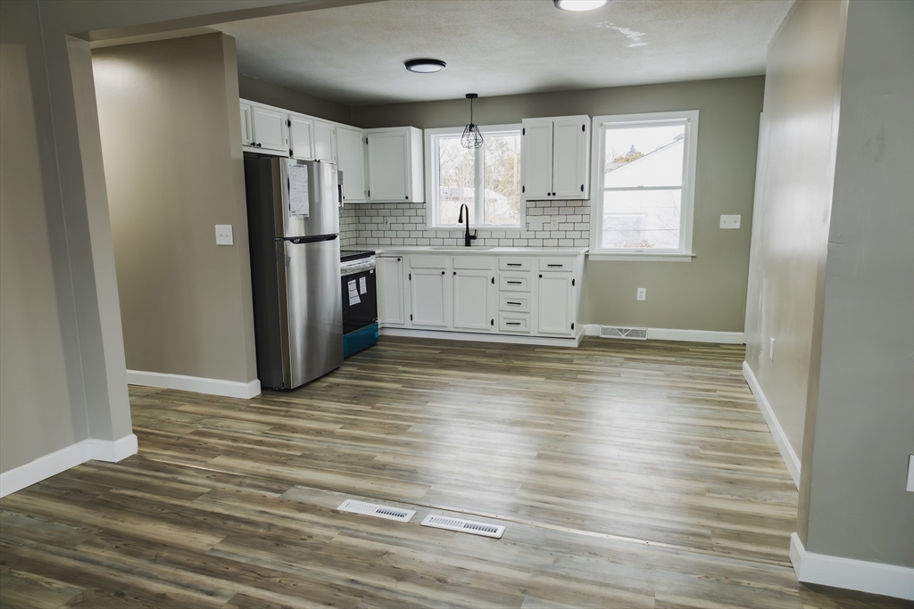 11 Champlain Street Springfield, MA 01151 - Photo 4 of 20 Gallery Image 4