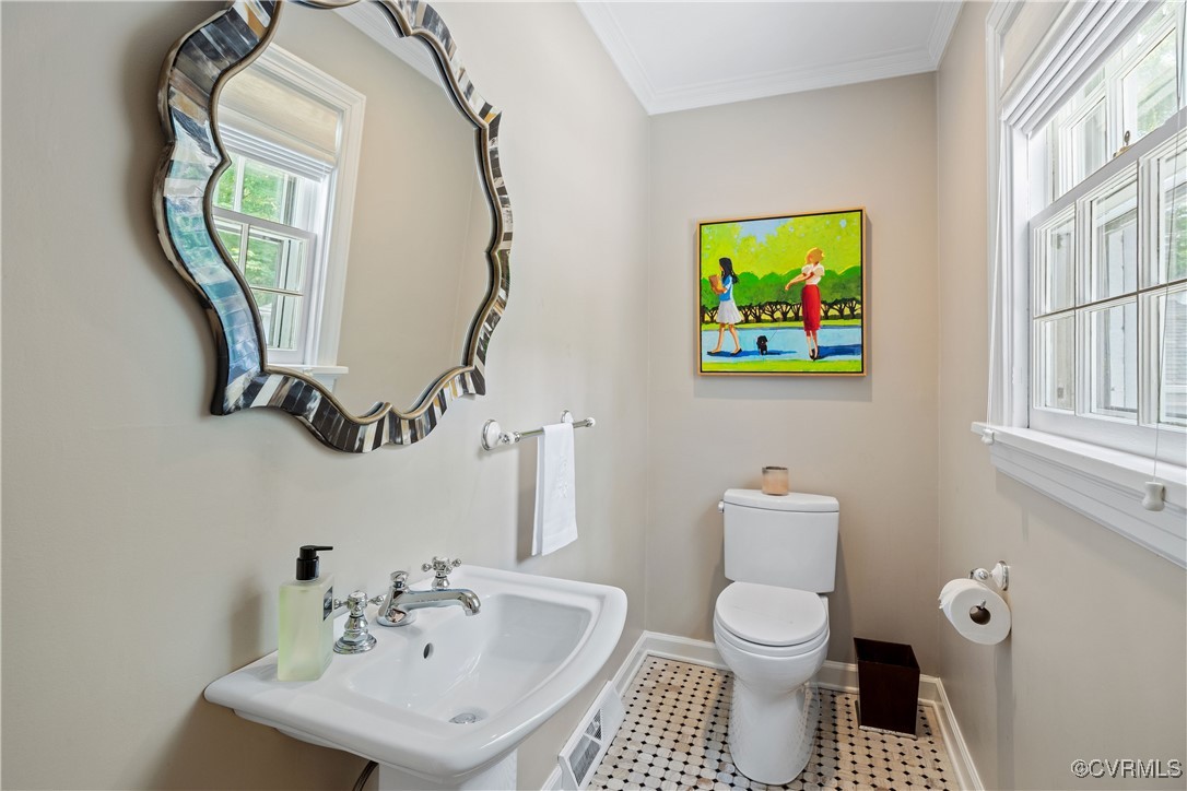 9603 River Road Henrico, VA 23229 - Photo 31 of 50 a bathroom with a toilet a sink and mirror