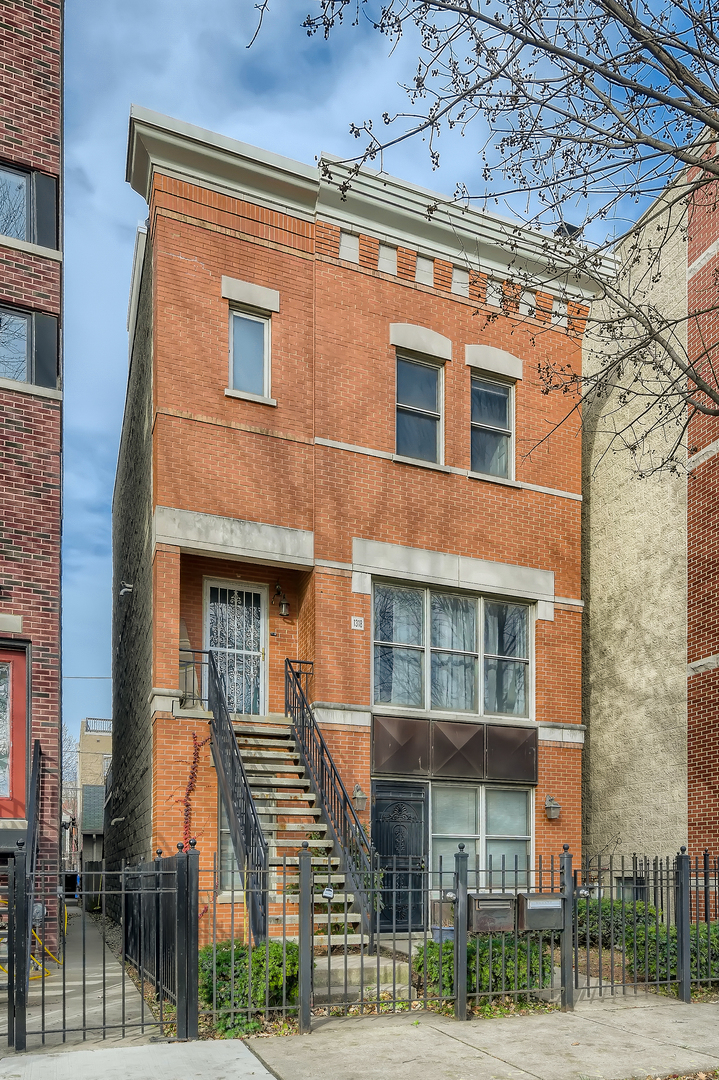 1318 West Grenshaw Street, Unit B Chicago, IL 60607 - Photo 2 of 16 a front view of a building
