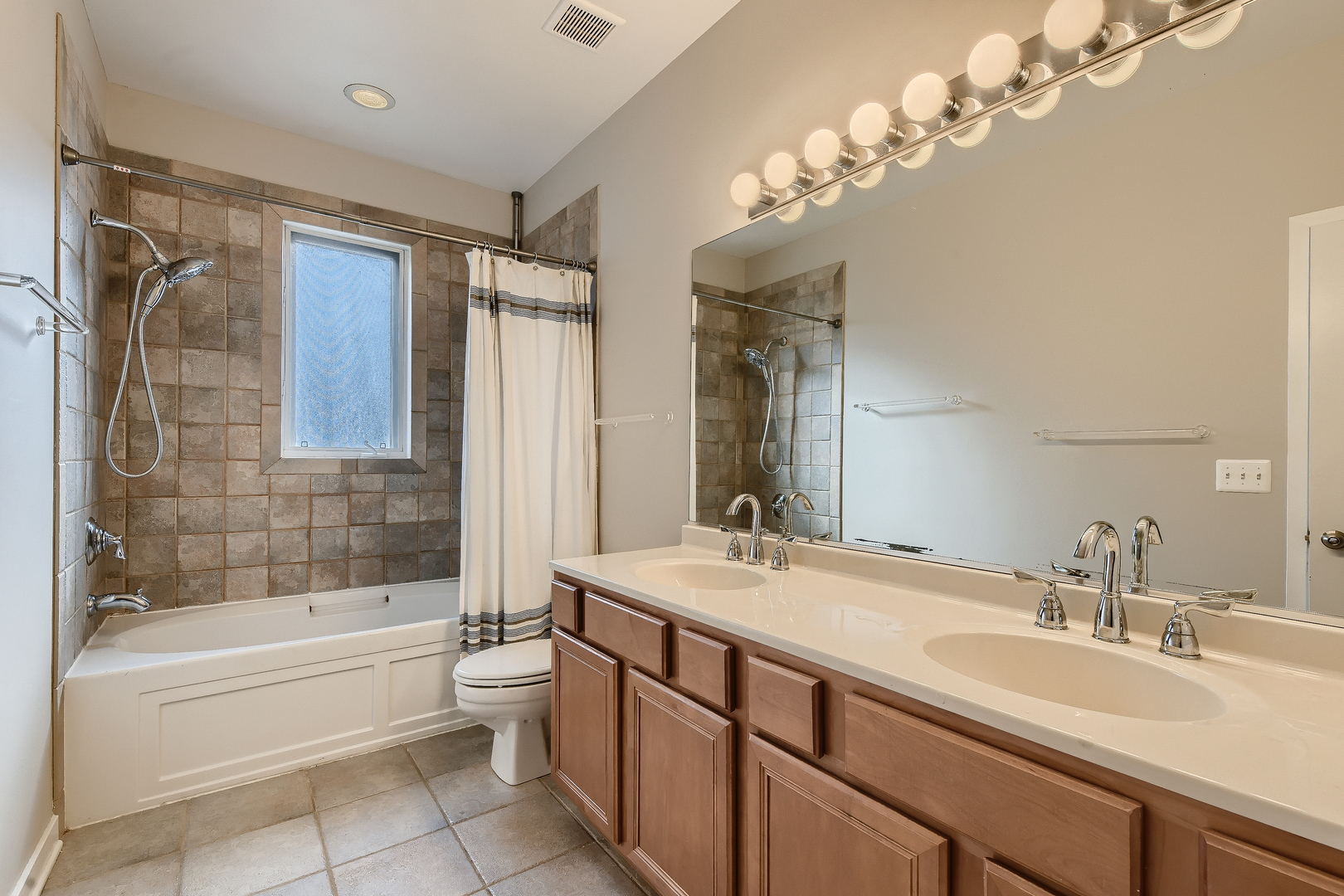 1318 West Grenshaw Street, Unit B Chicago, IL 60607 - Photo 10 of 16 a bathroom with a tub a sink and mirror