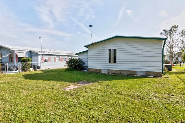 a view of yard with green space
