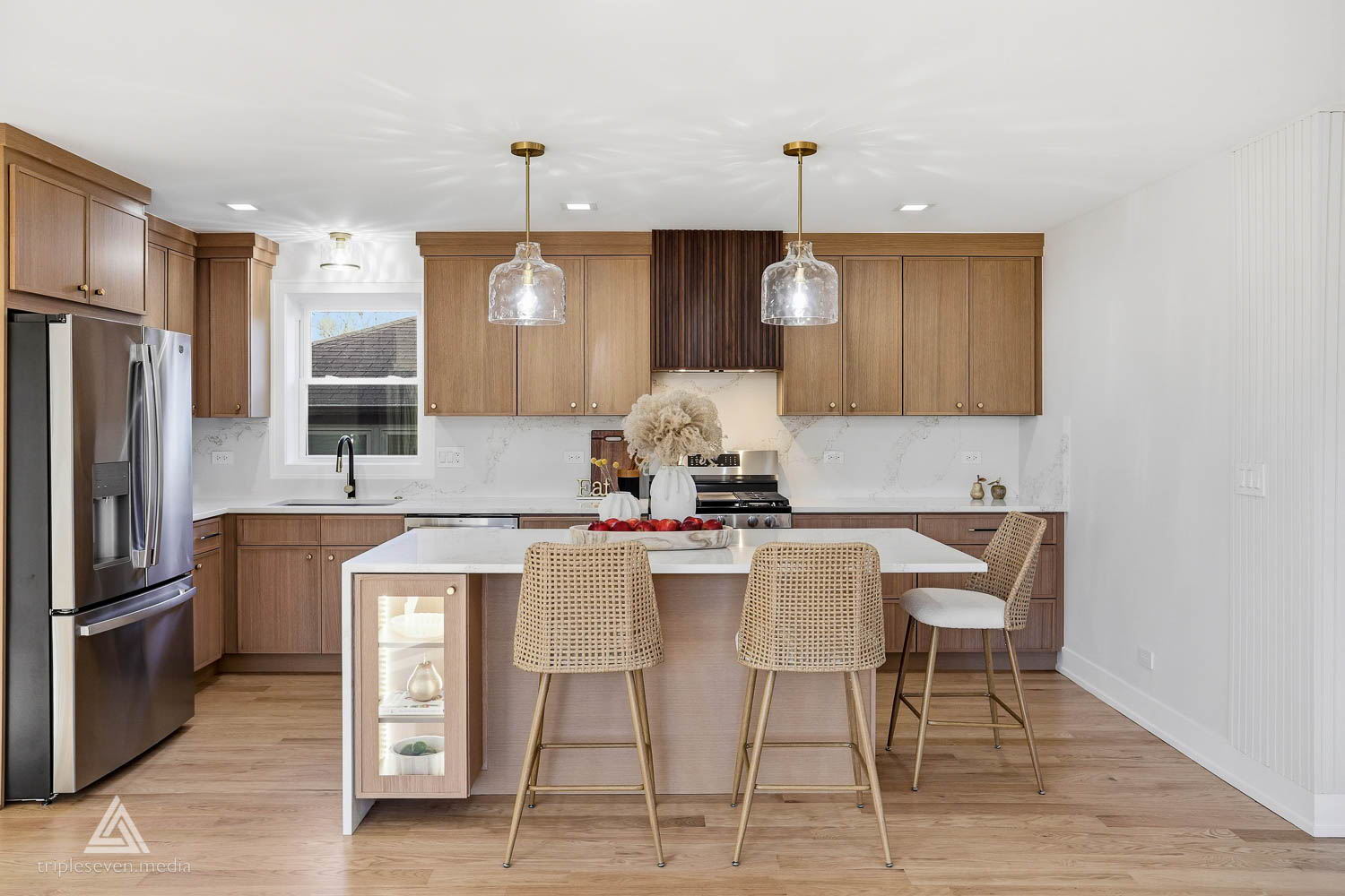 500 North Fairview Avenue Mount Prospect, IL 60056 - Photo 12 of 49 a kitchen with a dining table chairs refrigerator and microwave