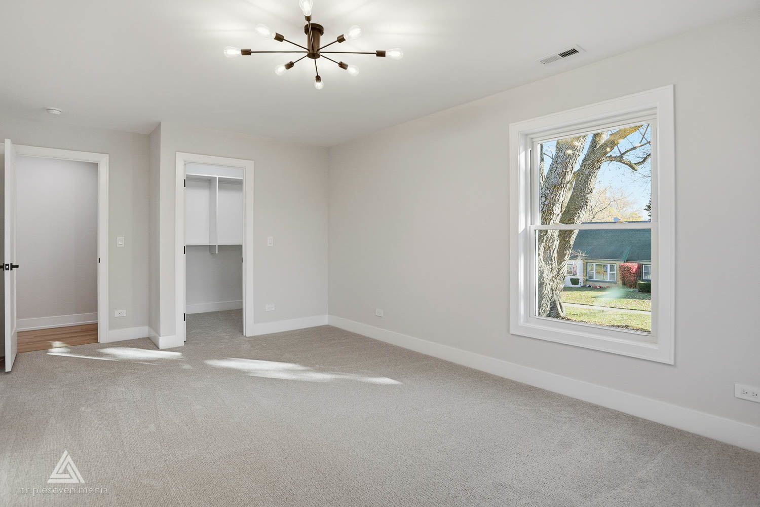 500 North Fairview Avenue Mount Prospect, IL 60056 - Photo 33 of 49 an empty room with windows and closet