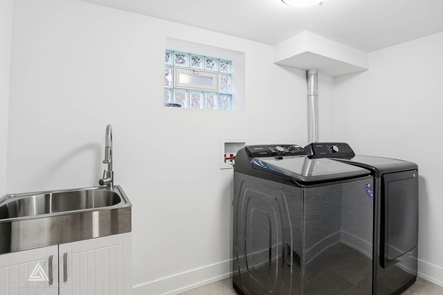 500 North Fairview Avenue Mount Prospect, IL 60056 - Photo 44 of 49 a bathroom with a sink and a mirror