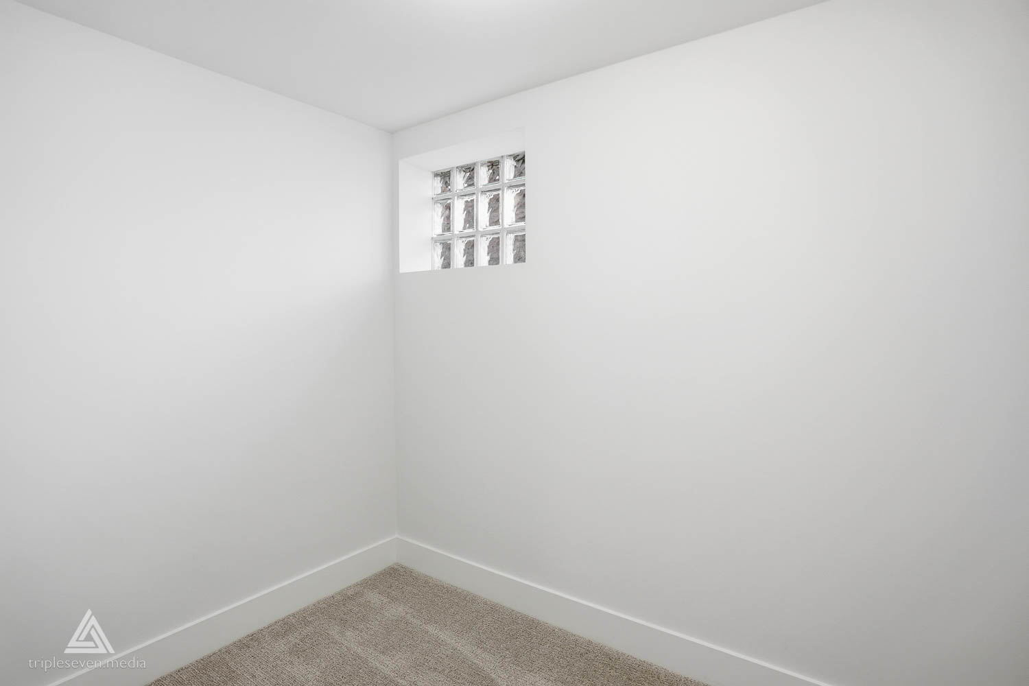 500 North Fairview Avenue Mount Prospect, IL 60056 - Photo 45 of 49 a small space with a window