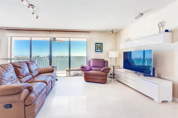 $3,250 | 11111 Biscayne Boulevard, Unit 18E, Miami, FL 33181