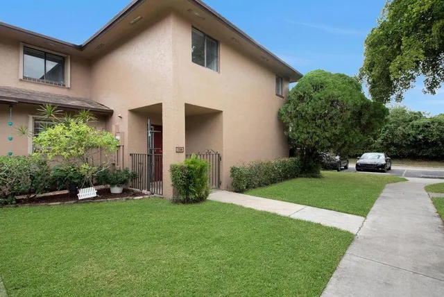 $2,774 | 2206 Northwest 39th Avenue, Coconut Creek, FL 33066