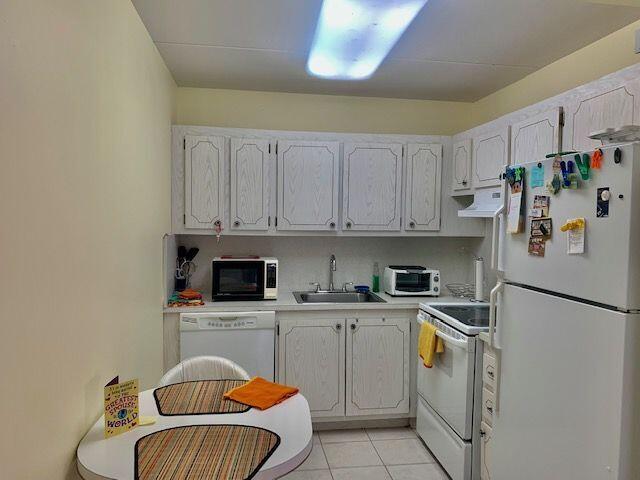 310 Brighton H Boca Raton, FL 33434 - Photo 2 of 25 Kitchen