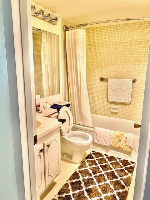 310 Brighton H Boca Raton, FL 33434 - Photo 8 of 25 Main Bathroom