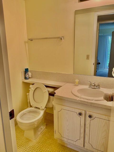 310 Brighton H Boca Raton, FL 33434 - Photo 10 of 25 1/2 Bathroom