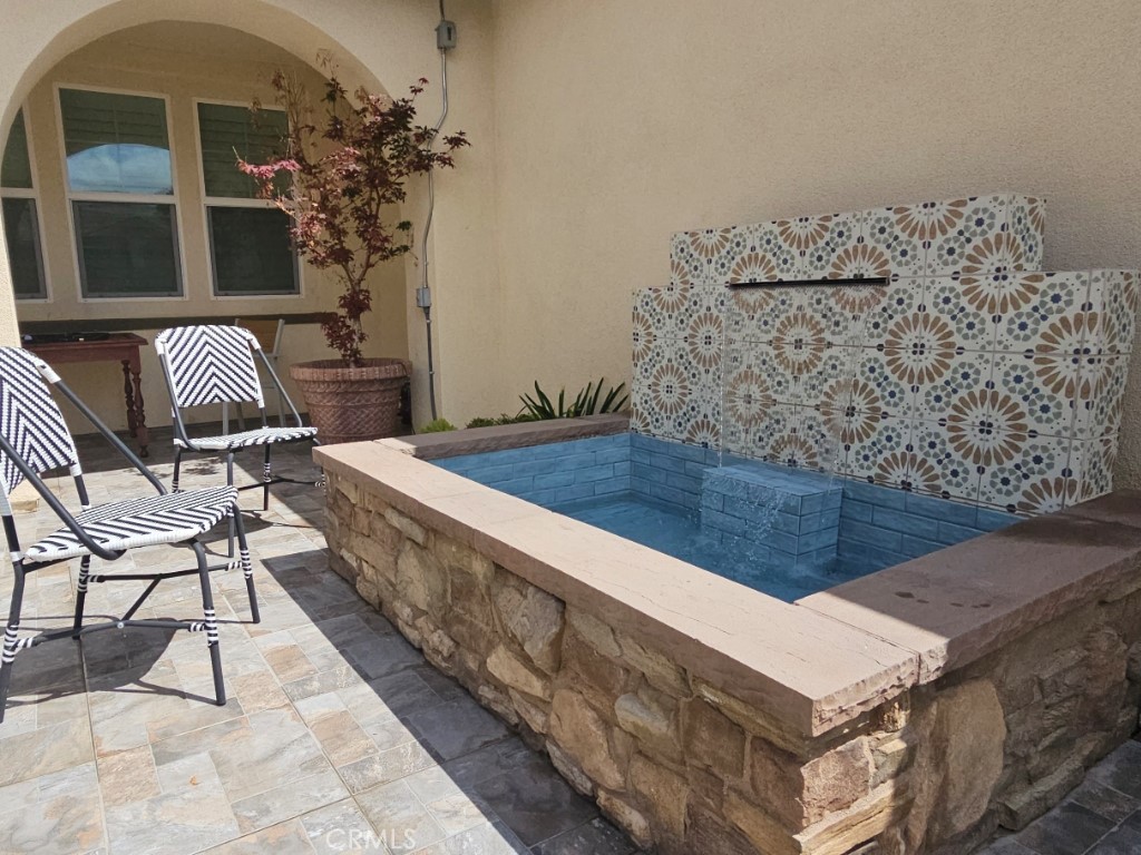 13952 Lily Lane Riverside, CA 92503 - Photo 4 of 42 Huge fountain in courtyard