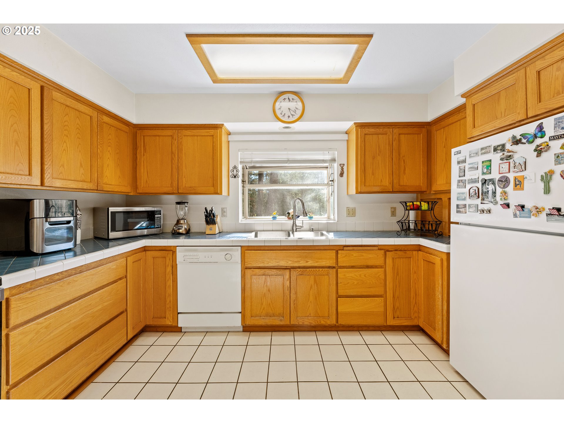 905 Summit Loop Grants Pass, OR 97527 - Photo 25 of 46 a kitchen with a cabinets and window