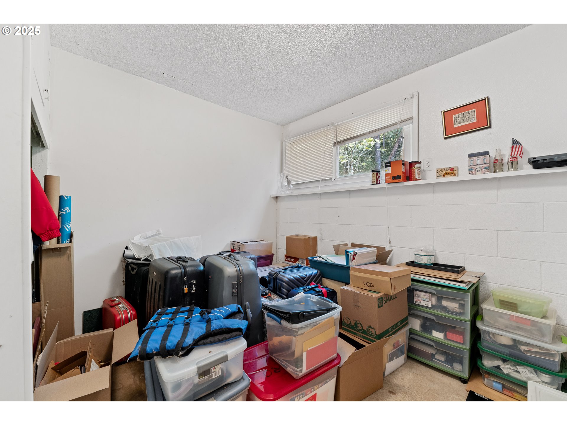 905 Summit Loop Grants Pass, OR 97527 - Photo 34 of 46 a view of a workspace