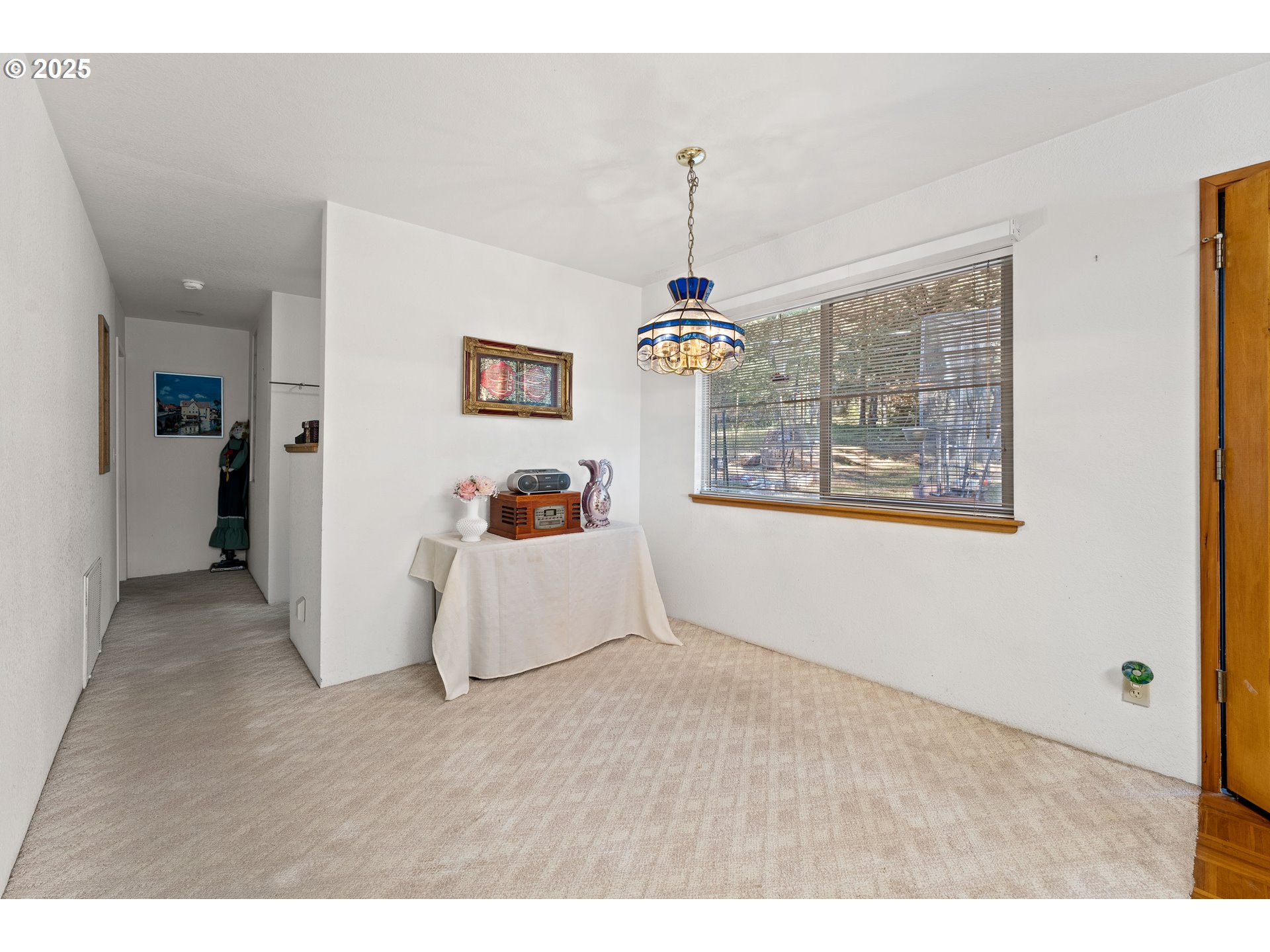 905 Summit Loop Grants Pass, OR 97527 - Photo 38 of 46 a living room with furniture and a window