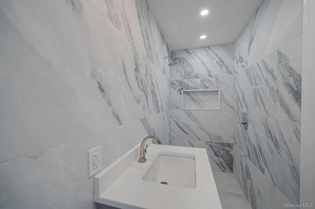 $925,000 | 827 Aberdeen Road, West Bay Shore, NY 11706