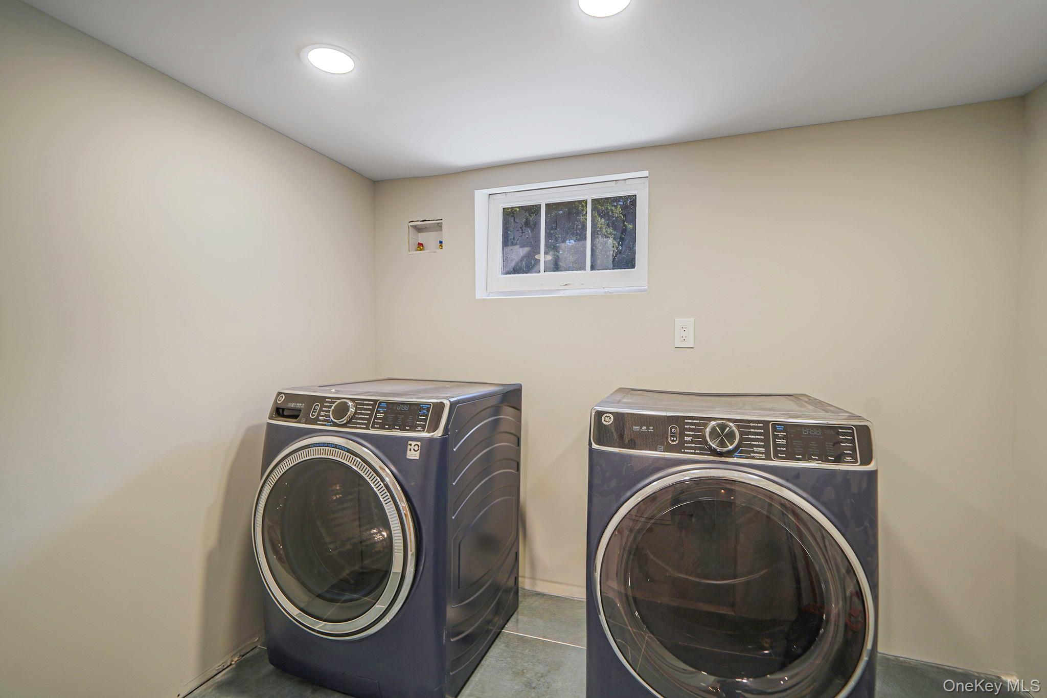 827 Aberdeen Road West Bay Shore, NY 11706 - Photo 37 of 40 Laundry room with washer and clothes dryer and recessed lighting