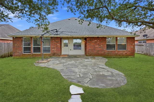 a view of a house with backyard