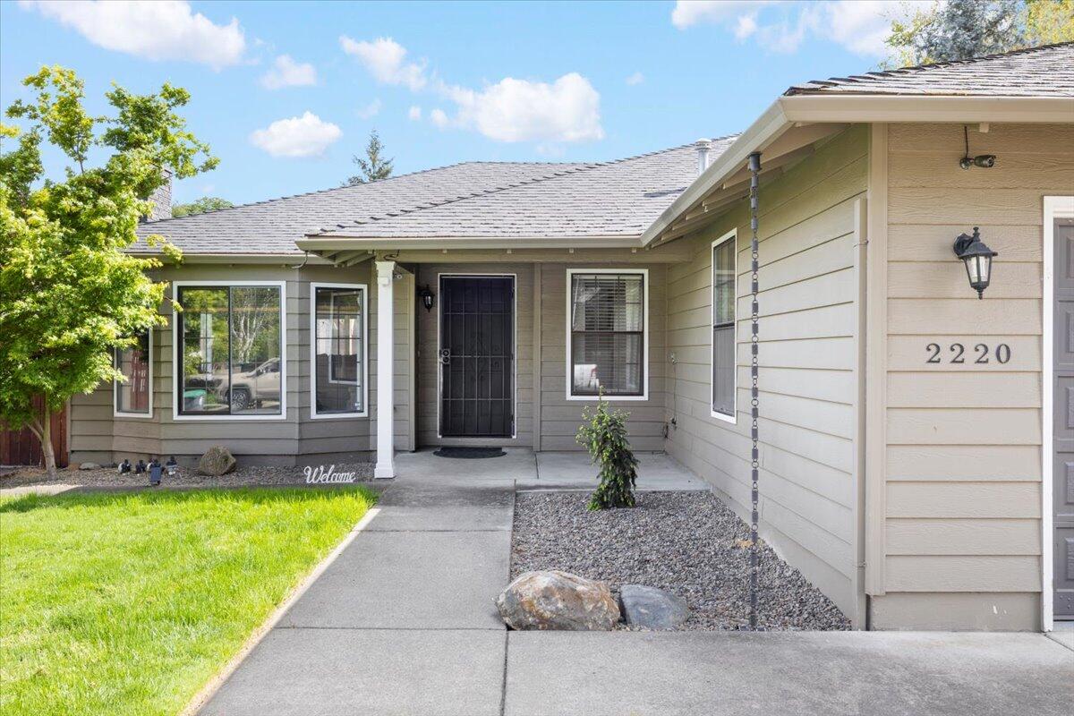 2220 Ridge Way Medford, OR 97504 - Photo 5 of 27 05-D9A7546