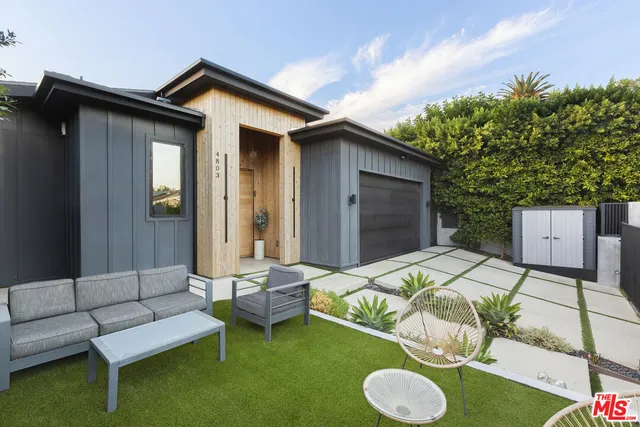 a view of a backyard