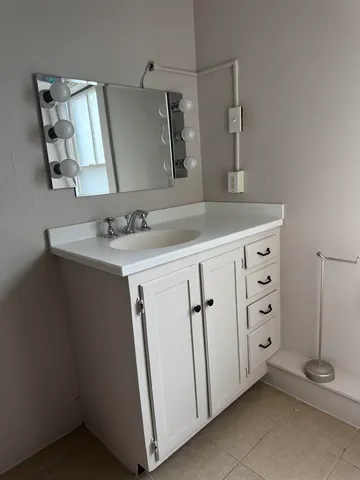 $1,950 | 76 Warren Street, Unit 2, Concord, NH 03301