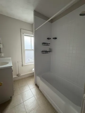 $1,950 | 76 Warren Street, Unit 2, Concord, NH 03301