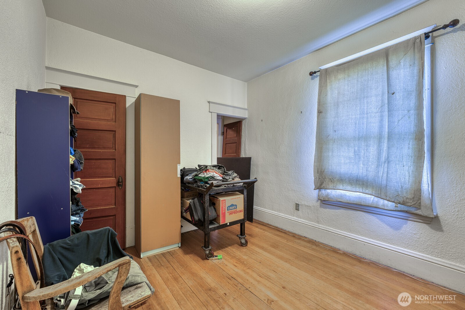 618 South 15th Street Tacoma, WA 98405 - Photo 19 of 30 a living room with furniture